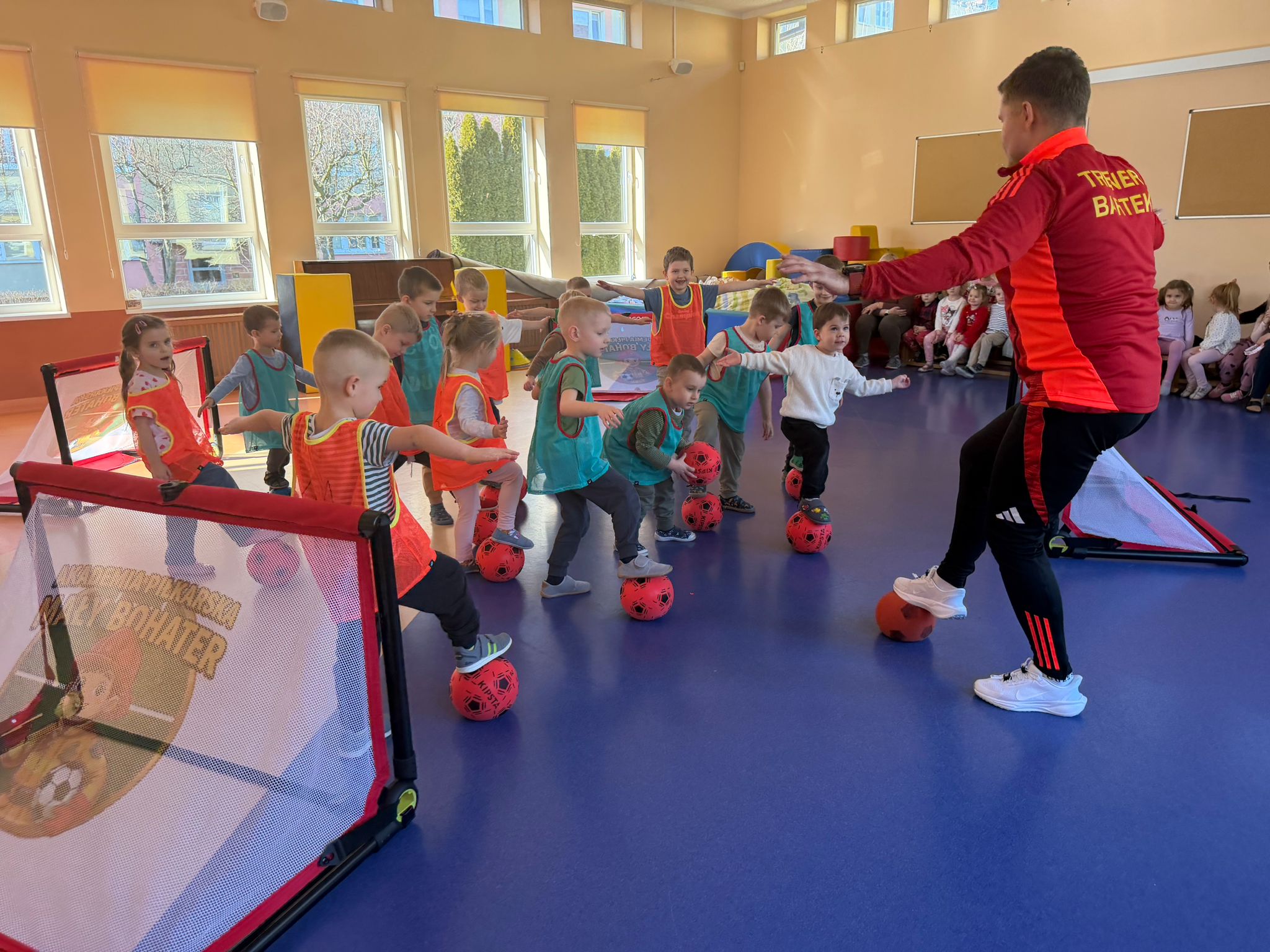 Trening piłki nożnej na trawie