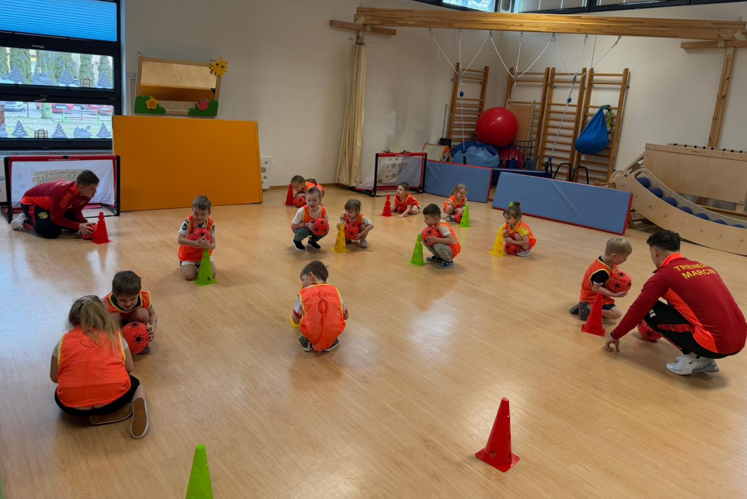 Zabawy ruchowe z piankowymi makaronami