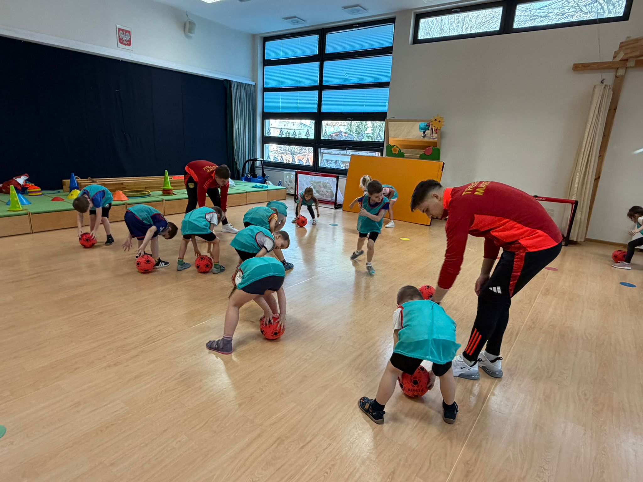 Trener Marcin tłumaczy zadania